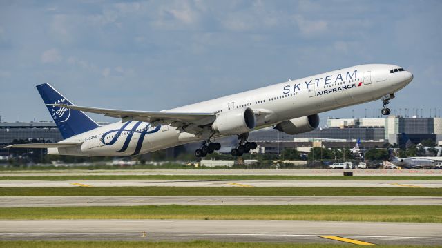 BOEING 777-300ER (F-GZNE) - Sky Team departing 15L back to Parisbr /7/16/17