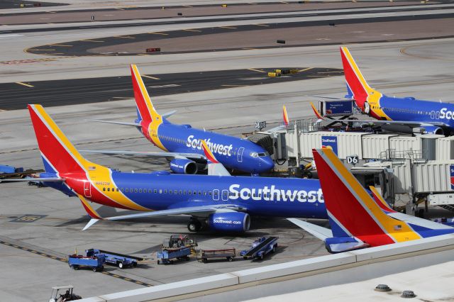 Boeing 737-800 (N8523W)