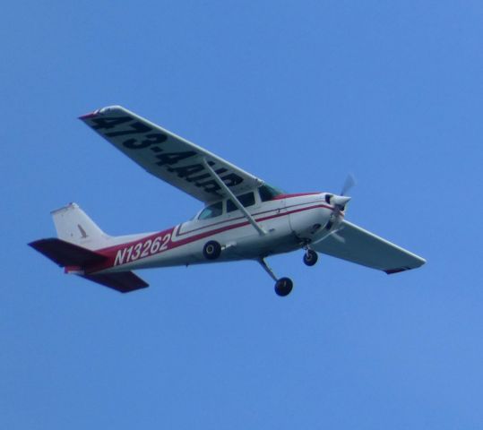 Cessna Skyhawk (N13262) - This Cessna Skyhawk is heading south, along Nags Head, NC, fall 2022.