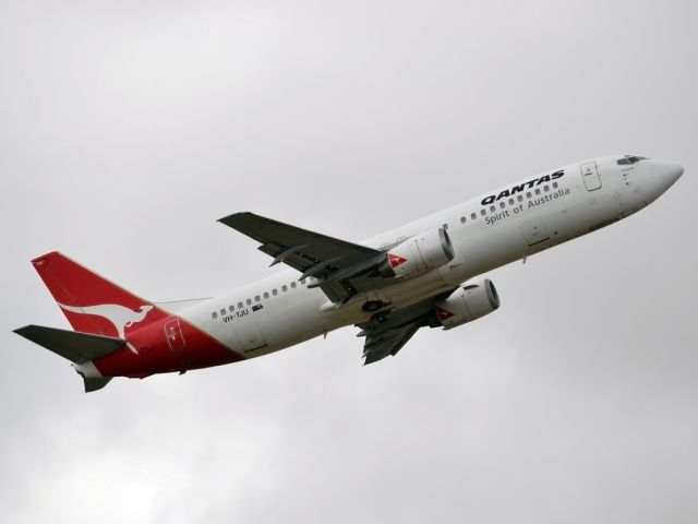 BOEING 737-400 (VH-TJU) - Getting airborne off runway 23. Tues 27th December 2011.