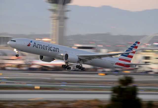 BOEING 777-300 (N724AN)