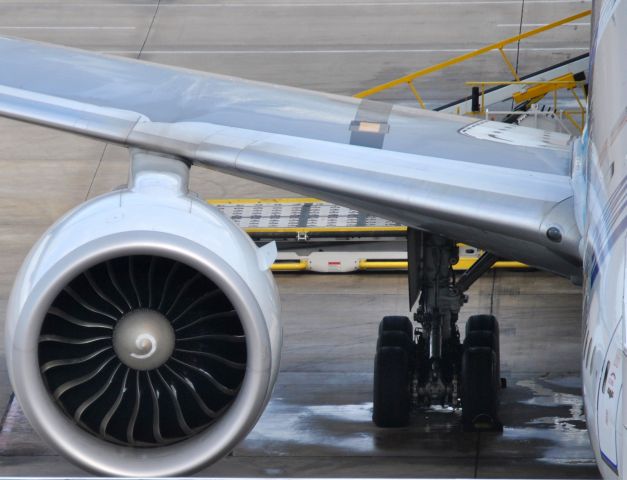 Boeing 777-200 —