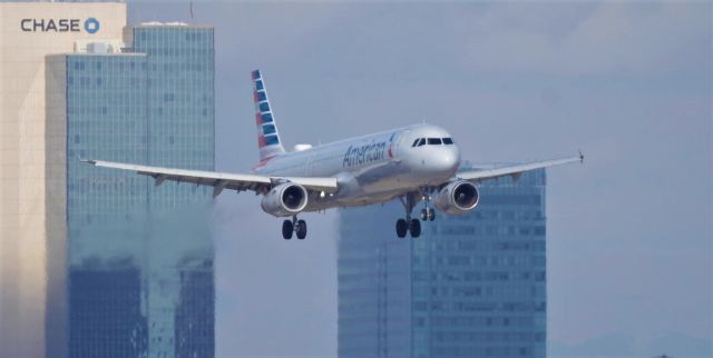 Airbus A321 (N537UW) - Phoenix Sky Harbor International Airport final approach rwy 8 09SEP19