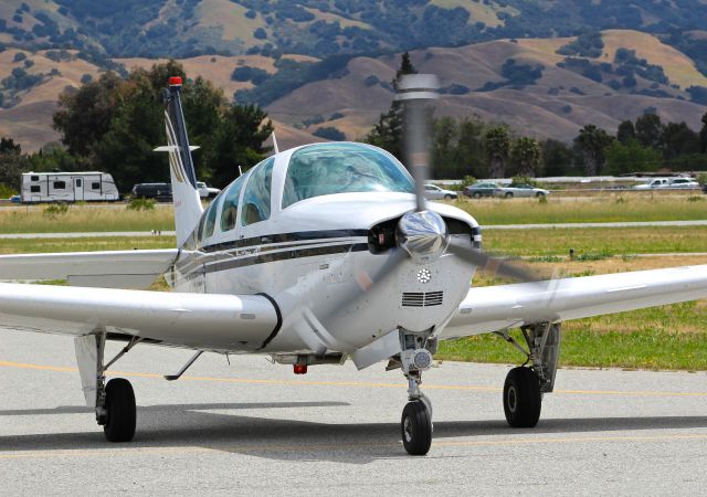 Beechcraft Bonanza (36) (N4305U) - Beechcraft Bonanza 36 taxing in at the San Martin Airport.