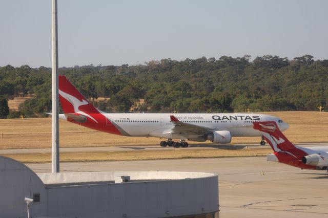 Airbus A330-200 (VH-EBO)