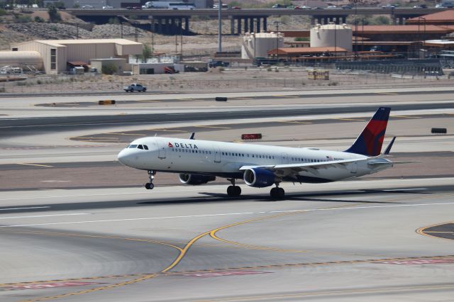 Airbus A321 (N325DN)
