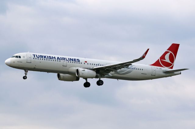 Airbus A321 (TC-JSE)