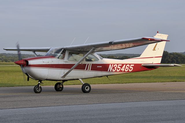 Cessna Skyhawk (N35465) - Seen at KFDK on 8/20/2009.
