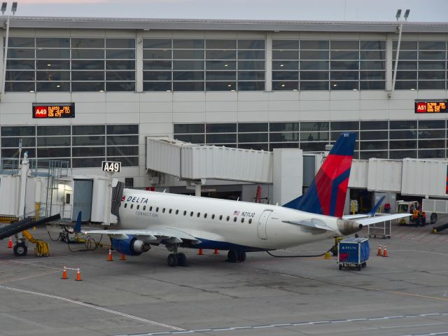 Embraer 175 (N211JQ) - Delta Embraer ERJ-175LR N211JQ in Detroit 