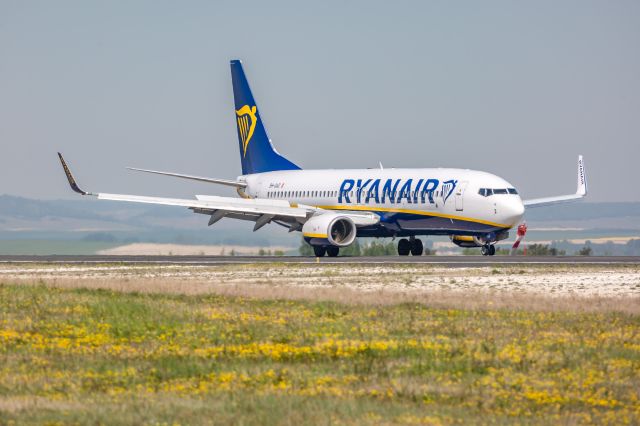 Boeing 737-700 (9H-QAD)