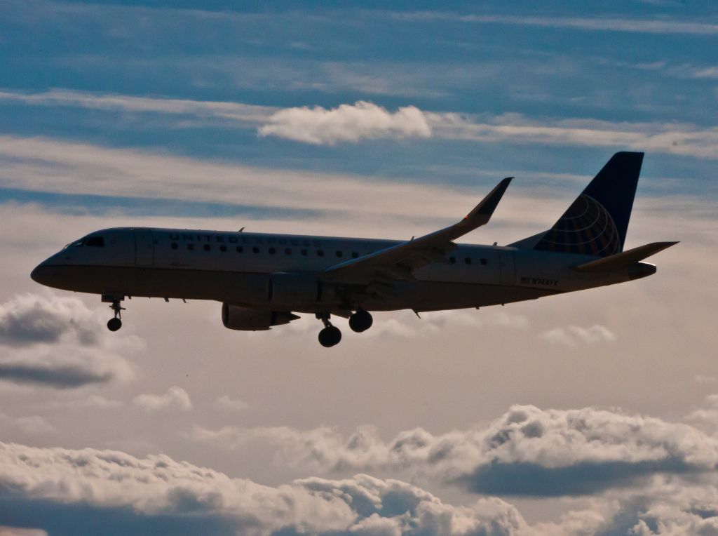 Embraer 175 (N744YX)