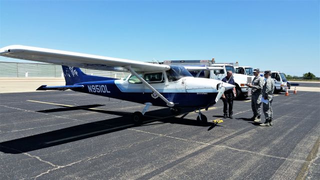 Cessna 402 (N9501L) - Baylor AFROTC Det. 810 cadets going through preflight of aircraft.