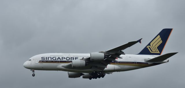 Airbus A380-800 (9V-SKM) - LANDING 27R