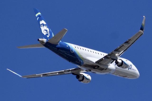 Embraer 175 (N623QX) - QXE2517 ~ KRNO-KSEA ~ 4 June, 2020