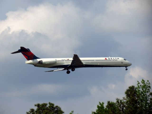 McDonnell Douglas MD-88 (N933DL)