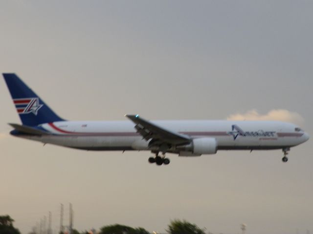 BOEING 767-300 (N316CM)