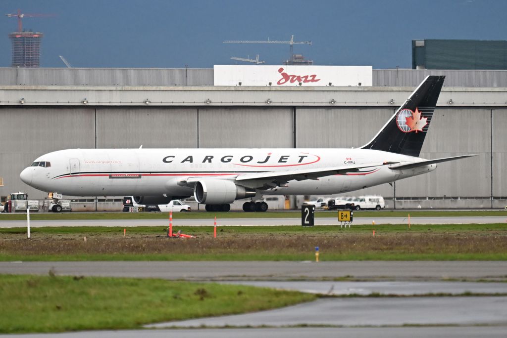 BOEING 767-300 (C-FPIJ)