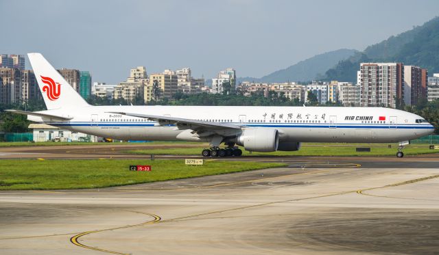 BOEING 777-300ER (B-2033)