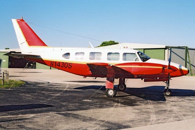 Piper Navajo (N1430S) - Seen here in Oct-02.  Exported to Colombia 17-Feb-10 where it became HK-4686.