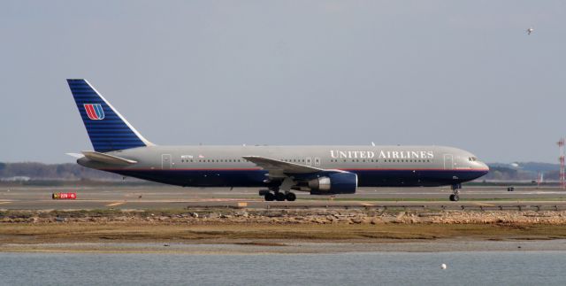 BOEING 767-300 (N677UA)