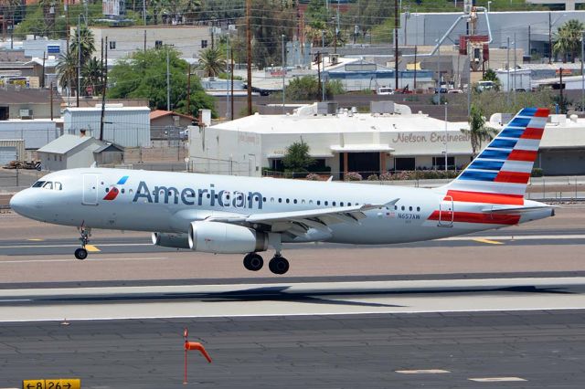 Airbus A320 (N657AW) - American Airbus A320-232 N657AW at Phoenix Sky Harbor on June 18, 2016.