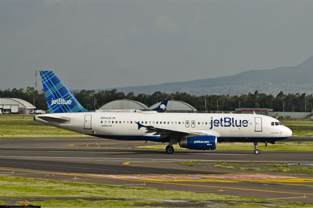 Airbus A320 (N554JB) - Airbus  A320-232 N554JB MSN 1898 of jetBlue named "Sacre´ Bleu!" is taxiing for take off from Mexico City International Airport (08/2018).