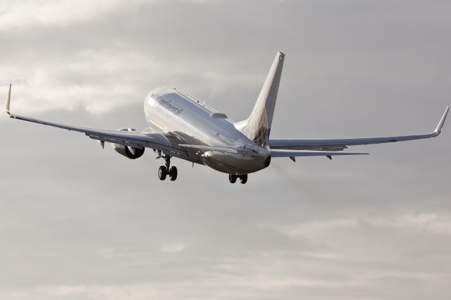 Boeing 737-800 (N13716) - take off in 28