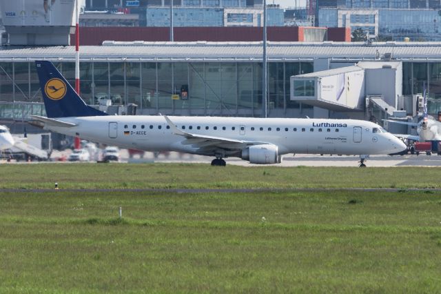 Embraer ERJ-190 (D-AECE) - EPWA SPOTTING