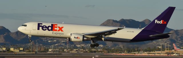 BOEING 767-300 (N275FE) - phoenix sky harbor international airport 14DEC21