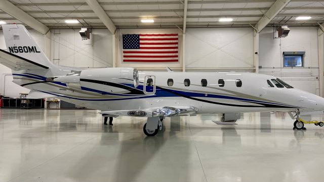 Cessna Citation Excel/XLS (N560ML) - Cleaning crew detailing aircraft.