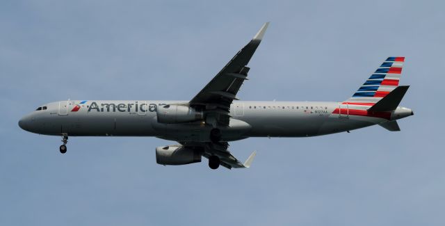 Airbus A321 (N127AA)