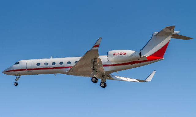 Gulfstream Aerospace Gulfstream V (N551PM) - Short finals for runway 05 at YYZ