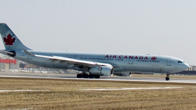 Airbus A330-300 (C-GHKR)