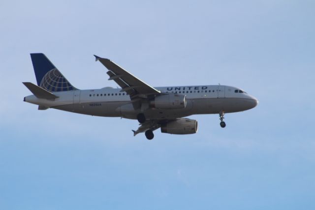 Airbus A319 (N820UA) - FINAL APPROACH 27 KSAN