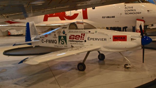 C-FWMQ — - Dans le cadre dun projet majeur de conception du programme de génie mécanique, un groupe de 12 étudiants en génie mécanique avait un rêve, celui de concevoir et fabriquer un vrai avion acrobatique en matériaux composites. Un appareil pouvant voler à plus de 200 km/h avec la tête en bas dont le coût dachat était faible. Le 18 décembre 2008, le rêve se réalisa lorsque lÉpervier X1 C-FWMQ senvola au dessus de laéroport de Sherbrooke...br /Musée canadien de laviation, Ottawa, 29 juin 2015.