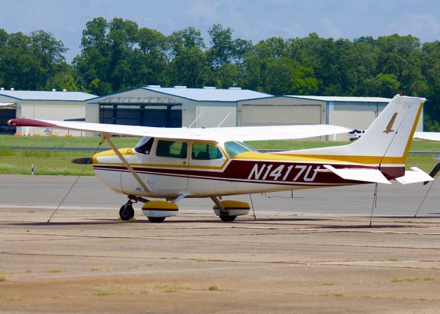 Cessna Skyhawk (N1417U) - At Downtown Shreveport.