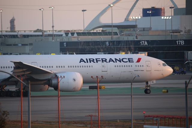 BOEING 777-300ER (F-GSQL)