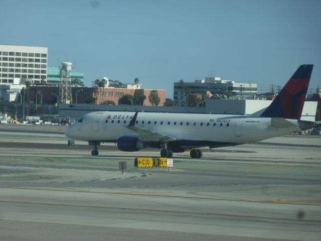 Embraer 170/175 (N624CZ)