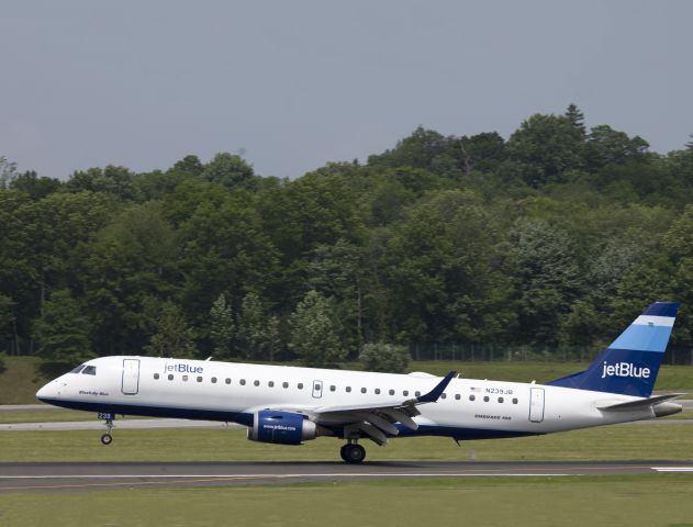 Embraer ERJ-190 (N329JB)