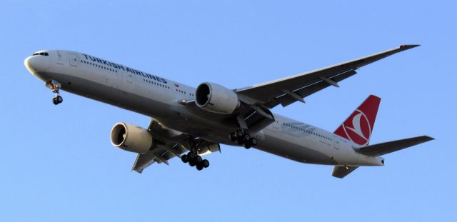 BOEING 777-300 (TC-JJM)