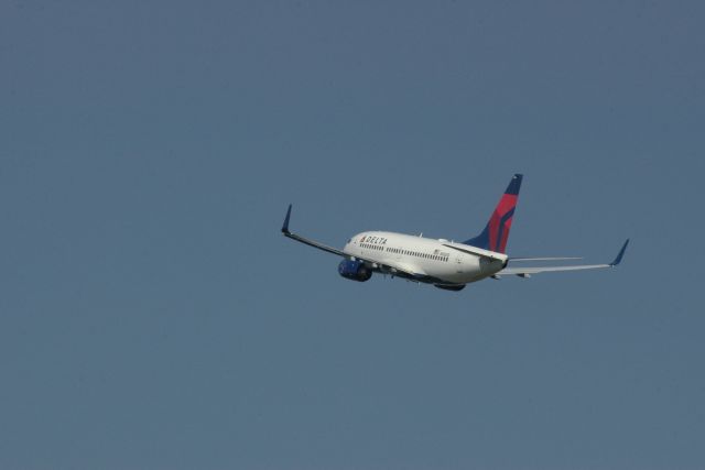 Boeing 737-700 (N302DQ) - KCLT