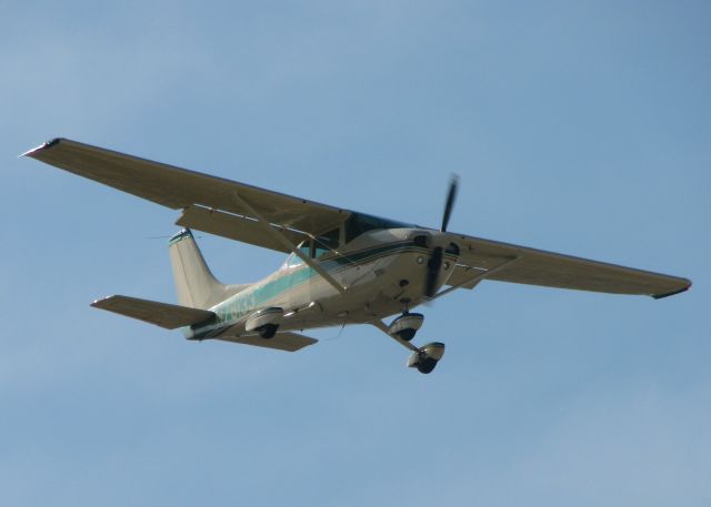 Cessna Skyhawk (N78133) - Landing on runway 05 at the Downtown Shreveport airport.