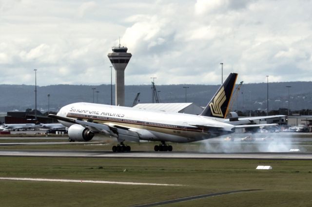 Boeing 777-200 (9V-SVI) - Boeing 777-212(ER) Singapore Airlines 9V-SVI R03 YPPH 25/07/17