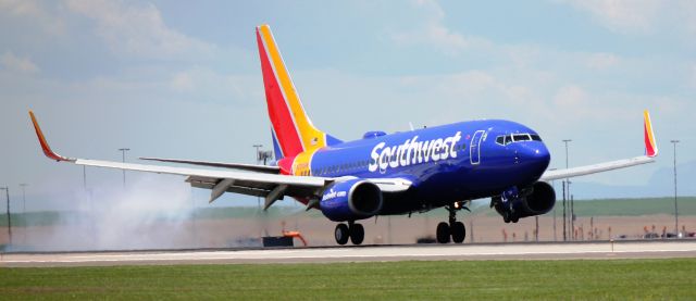 Boeing 737-700 (N723SW) - Touchdown on 35L.