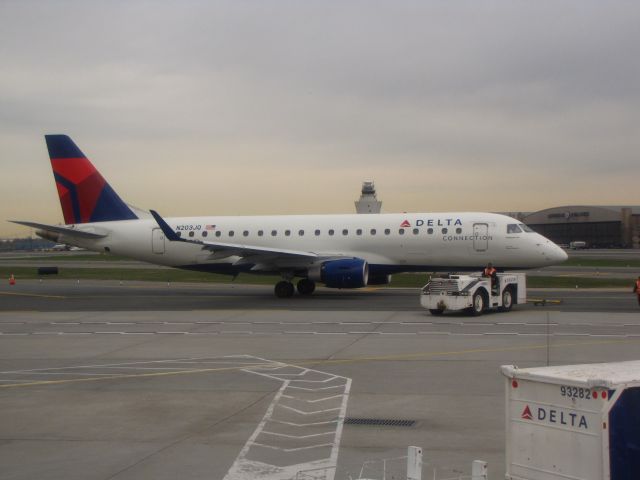 Embraer 175 (N203JQ)