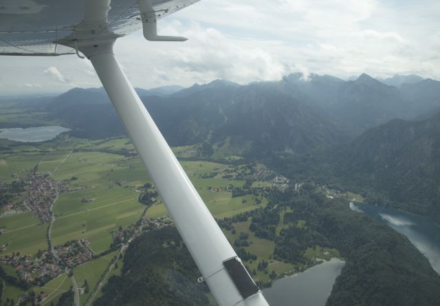 Cessna Skyhawk (D-EEFS) - Flying in the German Alps.