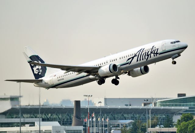 Boeing 737-900 (N317AS)