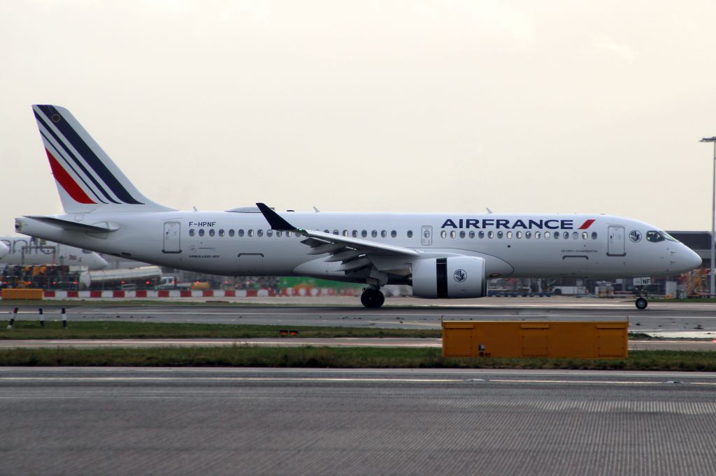 Airbus A220-300 (F-HPNF) - Landing on rwy 27L on 28-Dec-23 operating flight AFR1780 from LFPG.