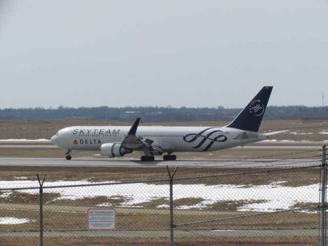 BOEING 767-300 (N175DZ)