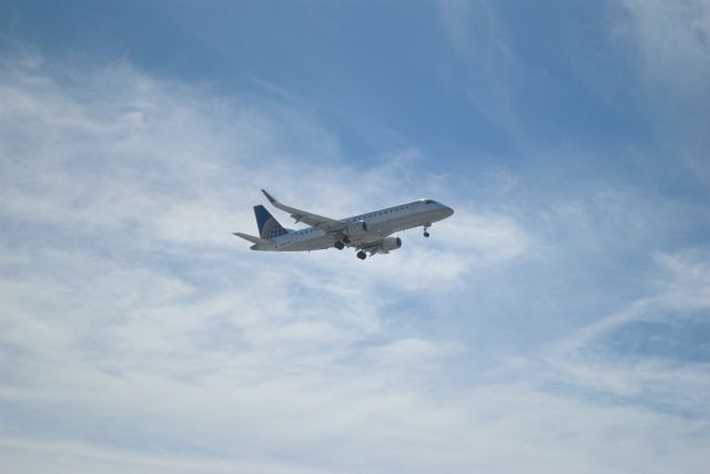 Embraer 175 (N114SY)